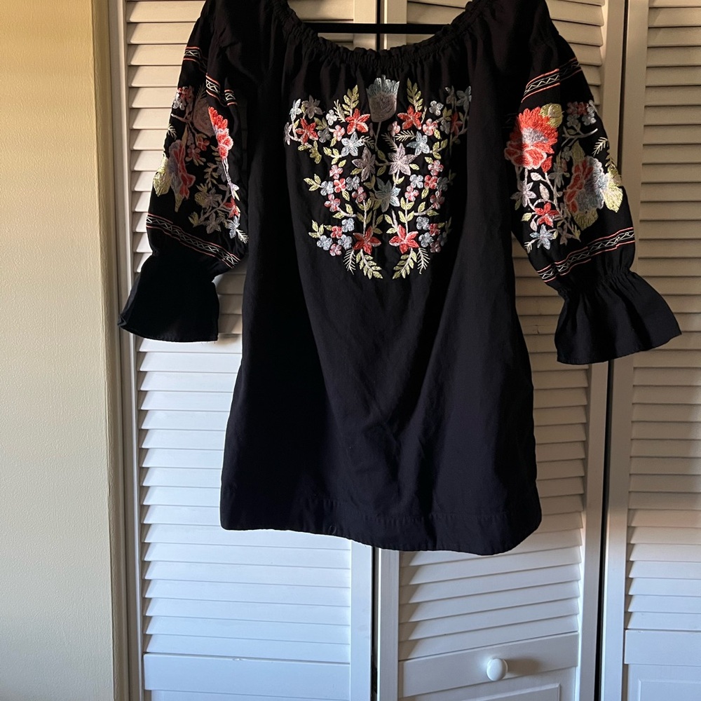 Free People Ladies Top small Black Floral Embroidered Boho Pheasant Style